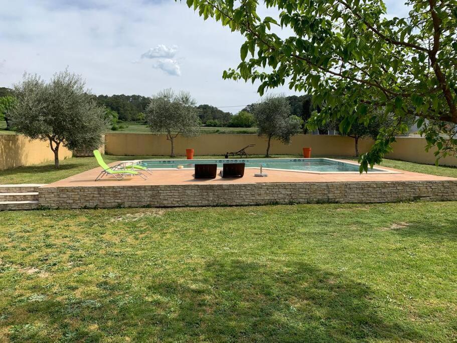 Loue Studio Dans Une Villa Avec Piscine Terrasse Saint-Theodorit Exterior photo